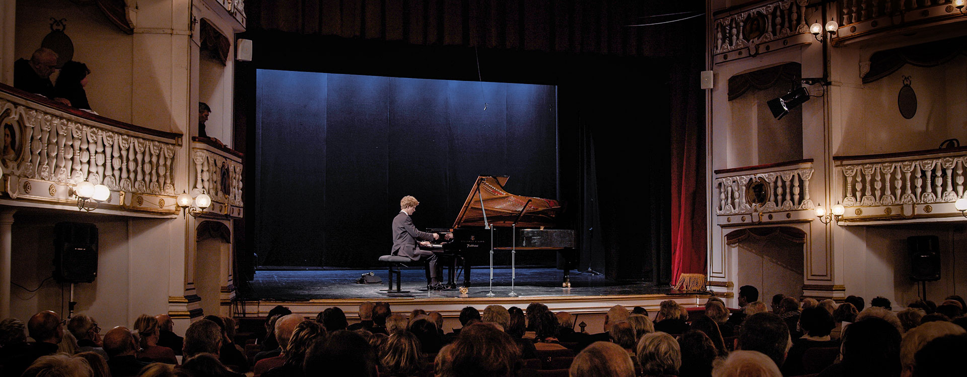 Jan Lisiecki plays Chopin: Etudes & Nocturnes